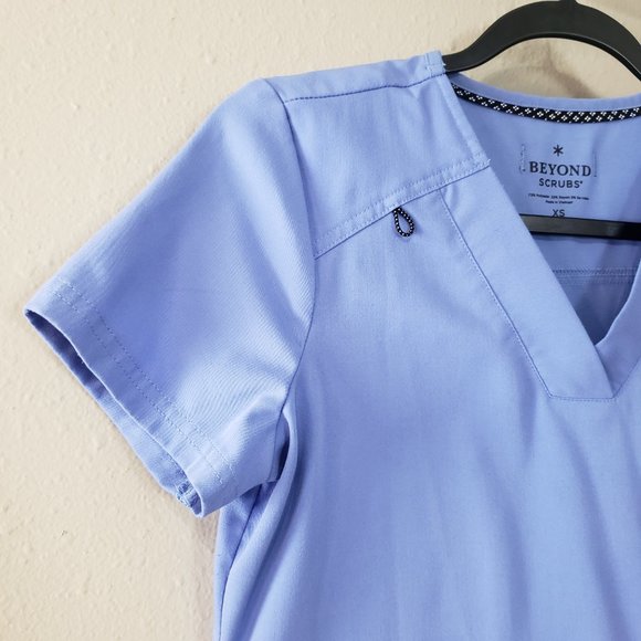 Beyond Scrubs Ceil Blue Wine Scrub Top Bundle XS - Picture 7 of 16